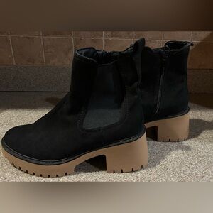 Universal Thread black faux suede chunky bootie side zip size 8
